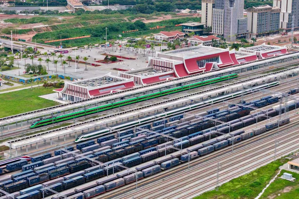 ​ຍອນ​ຫຍງ​ການ​ຮວມ​ກນ​ສາງ “ໜງ​ແລວ​ໜງ​ເສນ​ທາງ​ດວຍ​ຄນ​ນະ​ພາບ​ສງ" ​ຈງຖກ​ລະ​ບ​ໄວ​ໃນບດ​ລາຍ​ງານ​ວຽກ​ງານ​ຂອງ​ລດ​ຖະ​ບານ​ຈນ - image 3