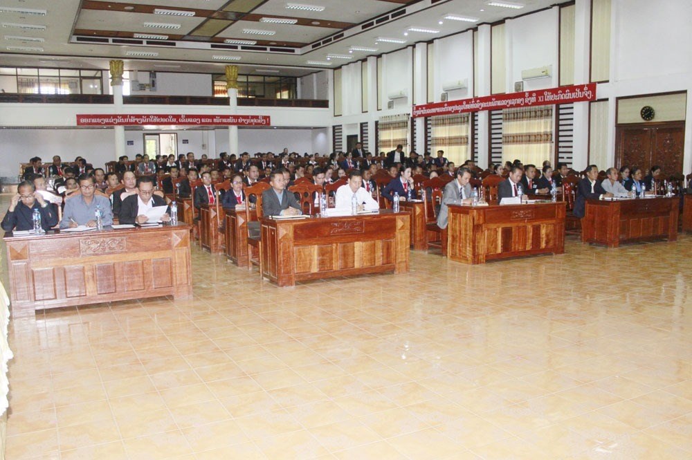 ຮມປຂ ເຊກອງ ມອບໃບຢງຢນທດສະດການເມອງ ຂນກາງ ຮນທ V ແລະ ຂນຕນ ຮນທ Vlll - image 1