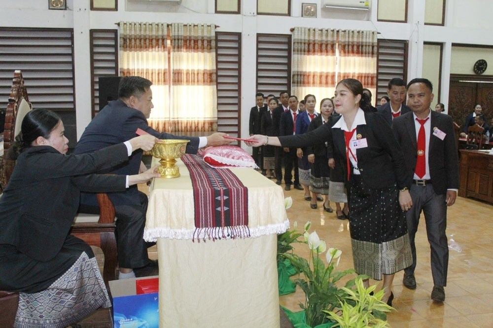 ຮມປຂ ເຊກອງ ມອບໃບຢງຢນທດສະດການເມອງ ຂນກາງ ຮນທ V ແລະ ຂນຕນ ຮນທ Vlll - image 2