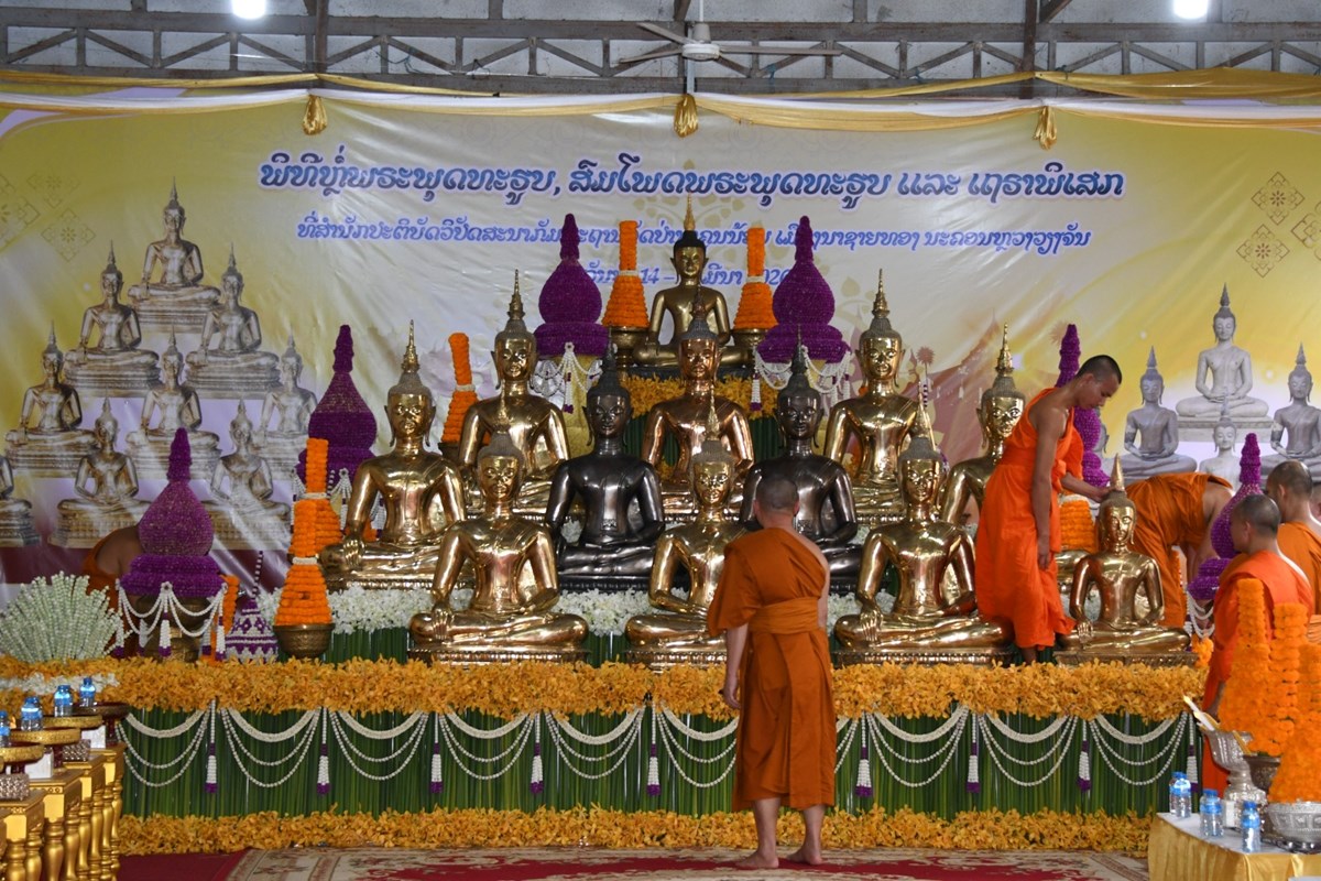 ຊາວພຸດຮ່ວມເທທອງຫຼໍ່ພະພຸດທະຮູບທີ່ວັດປ່ານາຄູນນ້ອຍ image 1 ຊາວພດຮວມເທທອງຫພະພດທະຮບທວດປານາຄນນອຍ - image 1