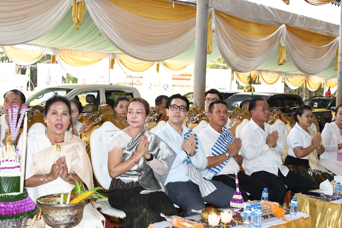 ຊາວພຸດຮ່ວມເທທອງຫຼໍ່ພະພຸດທະຮູບທີ່ວັດປ່ານາຄູນນ້ອຍ image 2 ຊາວພດຮວມເທທອງຫພະພດທະຮບທວດປານາຄນນອຍ - image 2