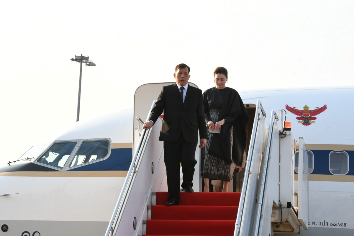 ພະບາດສມເດດ ພຣະວະຊຣະເກາເຈາຢຫວ ແລະ ສມເດດພະນາງເຈາ ພຣະບຣມລາຊນ ແຫງ ຣາຊະອານາຈກໄທເດນທາງເຖງນະຄອນຫວງວຽງຈນ - image 1