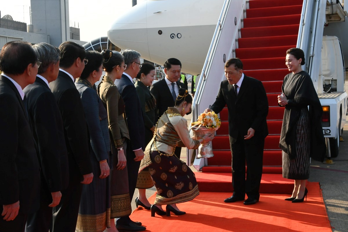 ພະບາດສມເດດ ພຣະວະຊຣະເກາເຈາຢຫວ ແລະ ສມເດດພະນາງເຈາ ພຣະບຣມລາຊນ ແຫງ ຣາຊະອານາຈກໄທເດນທາງເຖງນະຄອນຫວງວຽງຈນ - image 2