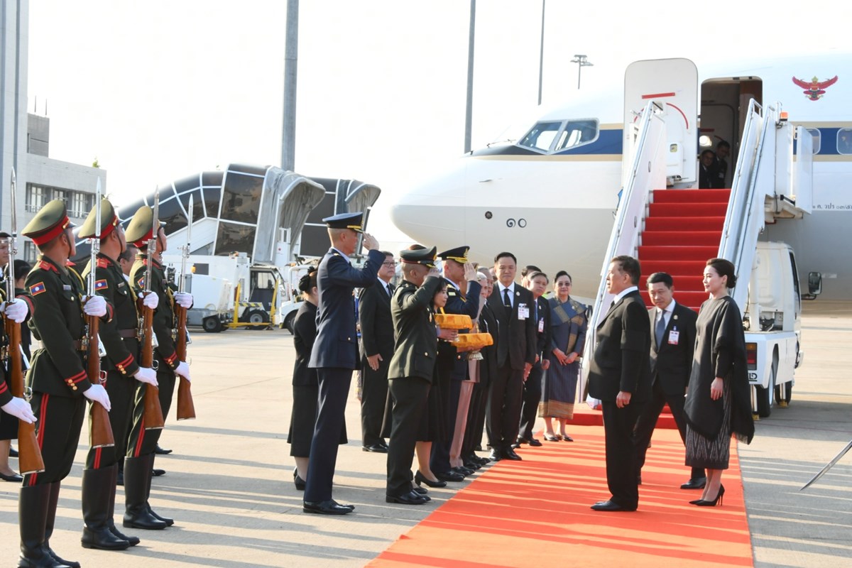 ພະບາດສມເດດ ພຣະວະຊຣະເກາເຈາຢຫວ ແລະ ສມເດດພະນາງເຈາ ພຣະບຣມລາຊນ ແຫງ ຣາຊະອານາຈກໄທເດນທາງເຖງນະຄອນຫວງວຽງຈນ - image 3