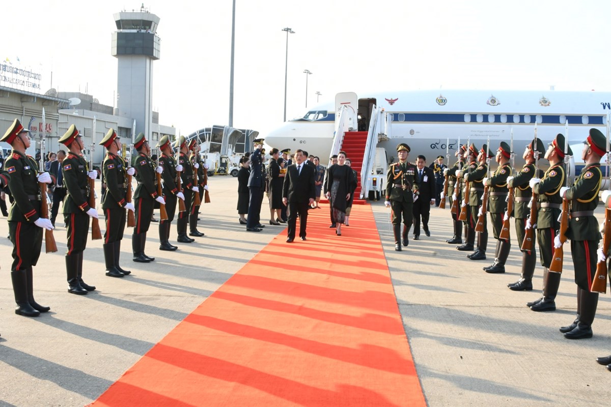 ພະບາດສມເດດ ພຣະວະຊຣະເກາເຈາຢຫວ ແລະ ສມເດດພະນາງເຈາ ພຣະບຣມລາຊນ ແຫງ ຣາຊະອານາຈກໄທເດນທາງເຖງນະຄອນຫວງວຽງຈນ - image 4