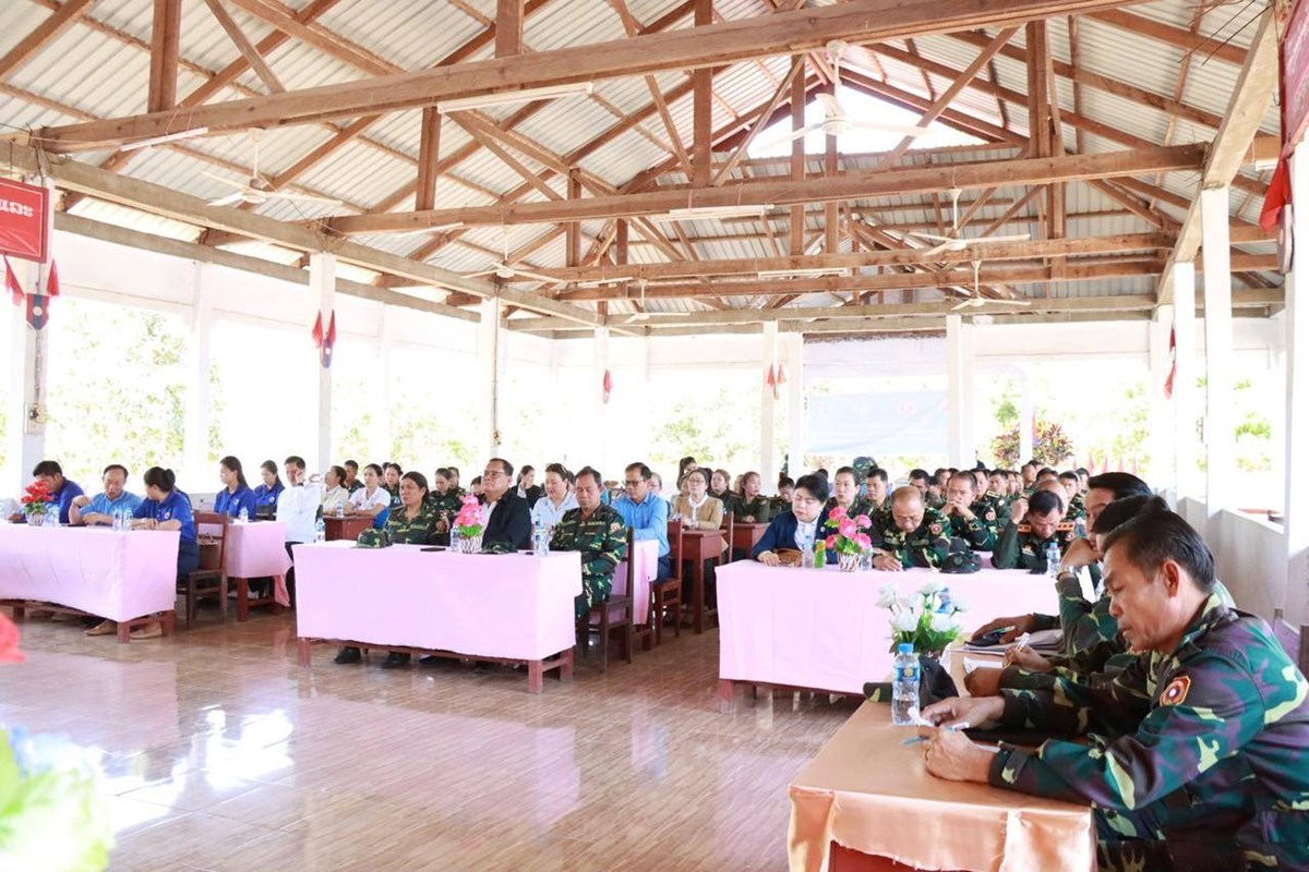 ສສຍລ ຢຽມຢາມ ແລະ ມອບເຄອງໃຫທະຫານຊາຍແດນ ທແຂວງຈາປາສກ - image 2