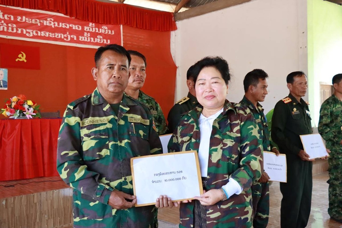 ສສຍລ ຢຽມຢາມ ແລະ ມອບເຄອງໃຫທະຫານຊາຍແດນ ທແຂວງຈາປາສກ - image 3