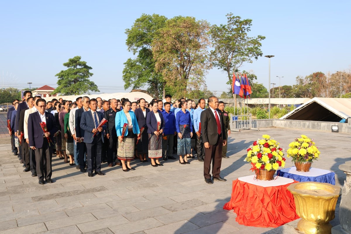 ບັນດາພະແນກການ, ອົງການທຽບເທົ່າ ແຂວງຄໍາມ່ວນ ຮ່ວມຂໍານັບ ແລະ ສັກກະລະບູຊາ ຮູບຫລໍປະທານ ສຸພານຸວົງ image 1 ບນດາພະແນກການ, ອງການທຽບເທາ ແຂວງຄາມວນ ຮວມຂານບ ແລະ ສກກະລະບຊາ ຮບຫລປະທານ ສພານວງ - image 1