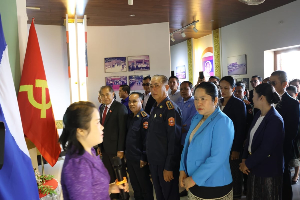 ບັນດາພະແນກການ, ອົງການທຽບເທົ່າ ແຂວງຄໍາມ່ວນ ຮ່ວມຂໍານັບ ແລະ ສັກກະລະບູຊາ ຮູບຫລໍປະທານ ສຸພານຸວົງ image 2 ບນດາພະແນກການ, ອງການທຽບເທາ ແຂວງຄາມວນ ຮວມຂານບ ແລະ ສກກະລະບຊາ ຮບຫລປະທານ ສພານວງ - image 2