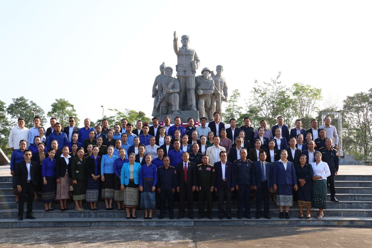 ບັນດາພະແນກການ, ອົງການທຽບເທົ່າ ແຂວງຄໍາມ່ວນ ຮ່ວມຂໍານັບ ແລະ ສັກກະລະບູຊາ ຮູບຫລໍປະທານ ສຸພານຸວົງ image 3 ບນດາພະແນກການ, ອງການທຽບເທາ ແຂວງຄາມວນ ຮວມຂານບ ແລະ ສກກະລະບຊາ ຮບຫລປະທານ ສພານວງ - image 3