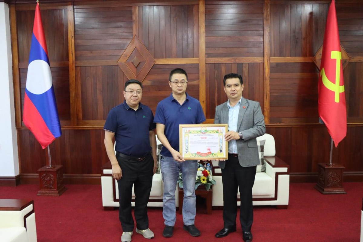 ບລສດ ລາວຄາຍຢວນ ບແຮຈາກດ ຜດຽວ ມອບເງນ 1,3 ຕກບ ໃຫແຂວງຄາມວນ - image 1