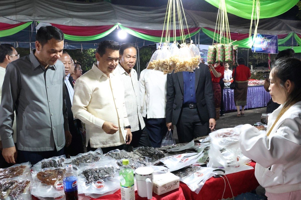 ຄາມວນ ເປດງານຕະຫາດນດ ແລະ ຈຳໜາຍສນຄາ ບນຮບປອງກນຕວເມອງທາແຂກ ແລະ ສະຫອງ ພຫນໜາມໜ ເປນມລະດກໂລກ - image 2