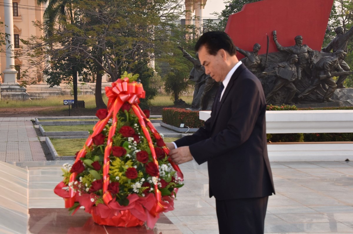 ວາງກະຕາດອກໄມລະນກວນສາງຕງຫອງວາການສນກາງພກ ຄບຮອບ 71 ປ - image 1