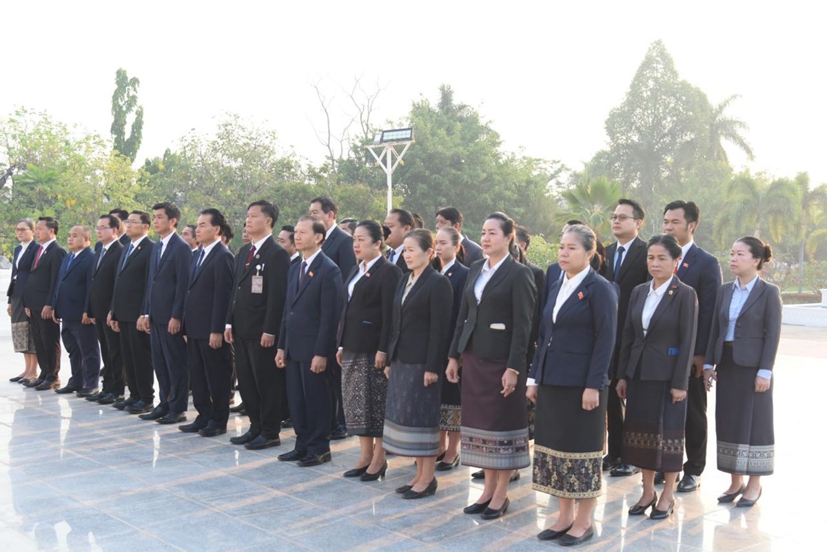 ວາງກະຕາດອກໄມລະນກວນສາງຕງຫອງວາການສນກາງພກ ຄບຮອບ 71 ປ - image 2