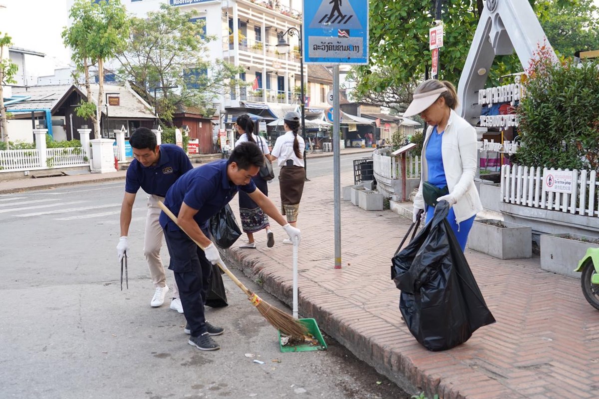 ພະນກງານນຳທຽວແຂວງຫວງພະບາງ ຮວມກນເກບຂເຫຍອເທດສະບານ ນະຄອນ ຫວງພະບາງ - image 1