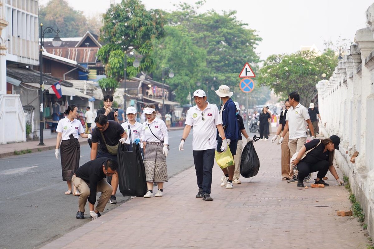 ພະນກງານນຳທຽວແຂວງຫວງພະບາງ ຮວມກນເກບຂເຫຍອເທດສະບານ ນະຄອນ ຫວງພະບາງ - image 2