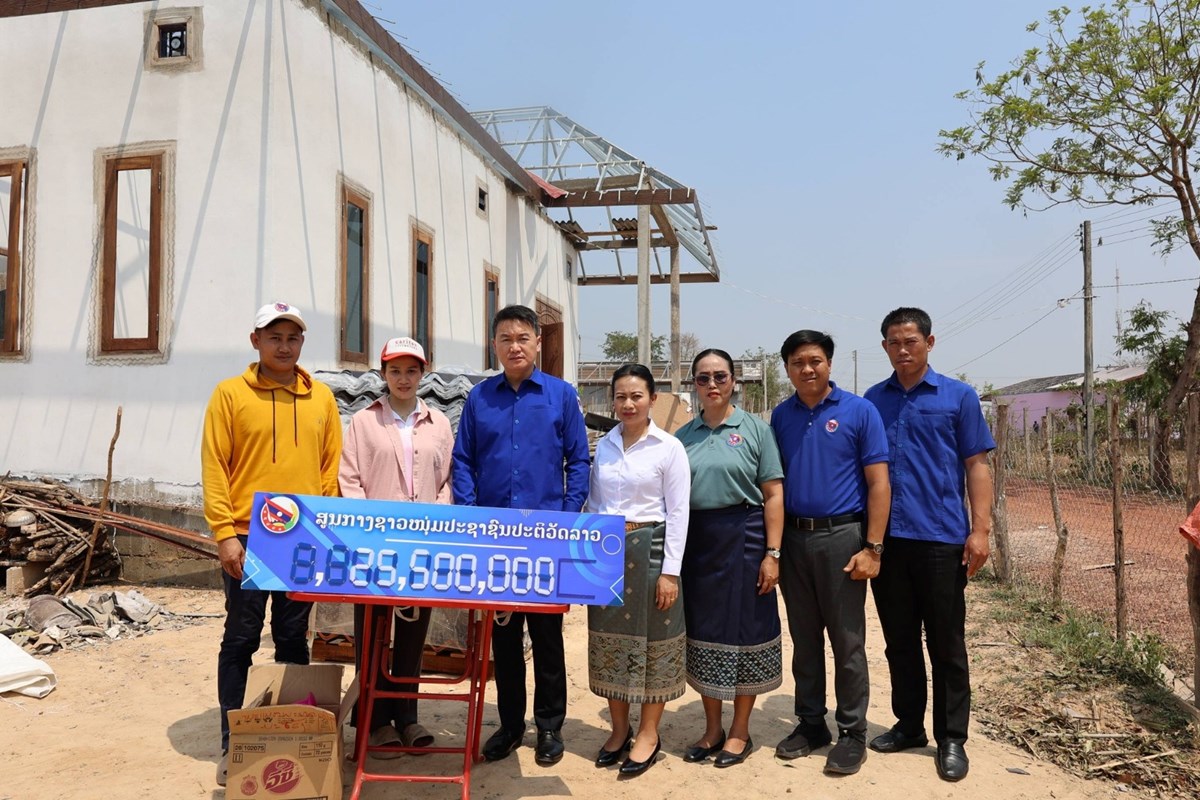 ການນຳ ສຊປລ ມອບເຄອງໃຫກອງພນໃຫຍ ຈ 11 ແລະ ຄອບຄວທໄດຮບຜນກະທບຈາກພາຍໝາກເຫບ - image 1