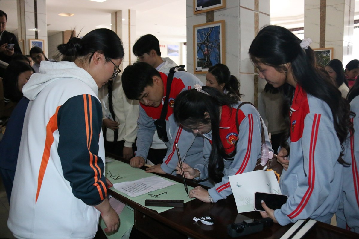 ນັກຮຽນລາວ ທັດສະນະສຶກສາຢູ່ໂຮງຮຽນມັດທະຍົມຊົນເຜົ່ານະຄອນຕ້າລີ image 1 ນກຮຽນລາວ ທດສະນະສກສາຢໂຮງຮຽນມດທະຍມຊນເຜານະຄອນຕາລ - image 1