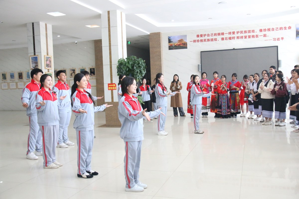 ນັກຮຽນລາວ ທັດສະນະສຶກສາຢູ່ໂຮງຮຽນມັດທະຍົມຊົນເຜົ່ານະຄອນຕ້າລີ image 2 ນກຮຽນລາວ ທດສະນະສກສາຢໂຮງຮຽນມດທະຍມຊນເຜານະຄອນຕາລ - image 2