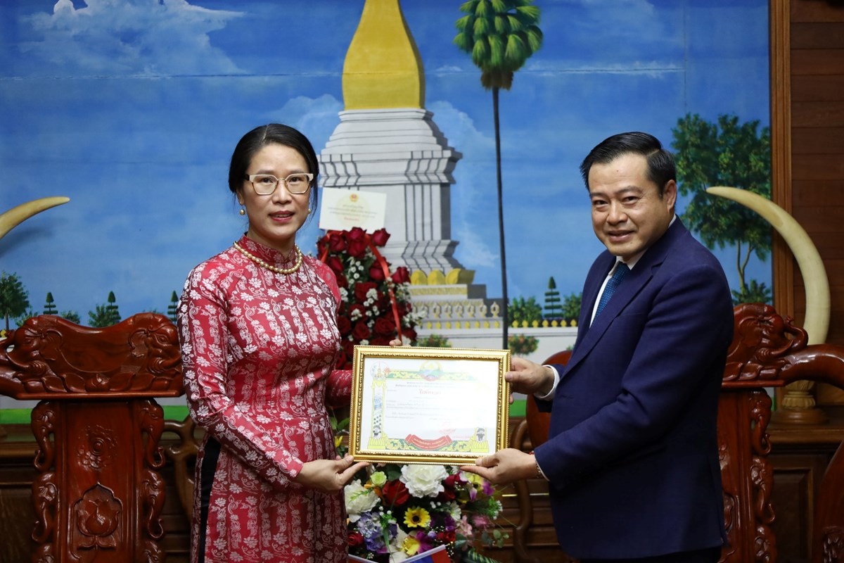 ການນໍາ ແຂວງຄໍາມ່ວນ ຕ້ອນຮັບການເຂົ້າອວຍພອນ ຂອງກົງສູນໃຫຍ່ຫວຽດນາມ image 1 ການນາ ແຂວງຄາມວນ ຕອນຮບການເຂາອວຍພອນ ຂອງກງສນໃຫຍຫວຽດນາມ - image 1