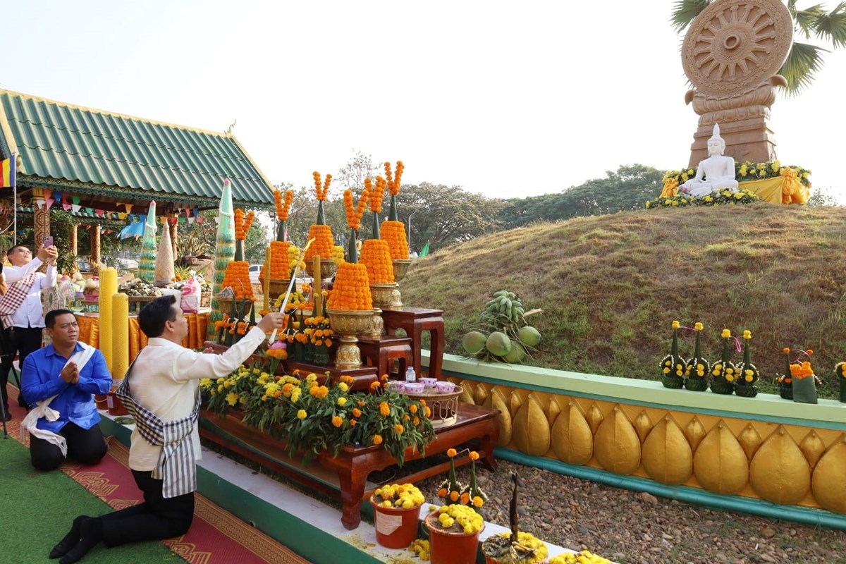 ການນາແຂວງຄາມວນ ແລະ ຊາວພດທະສາສະນກະຊນ ໃສບາດຖວາຍ ສວນທມມະຈກ ຢຫພະຍາສໂຄດຕະບອງ - image 1