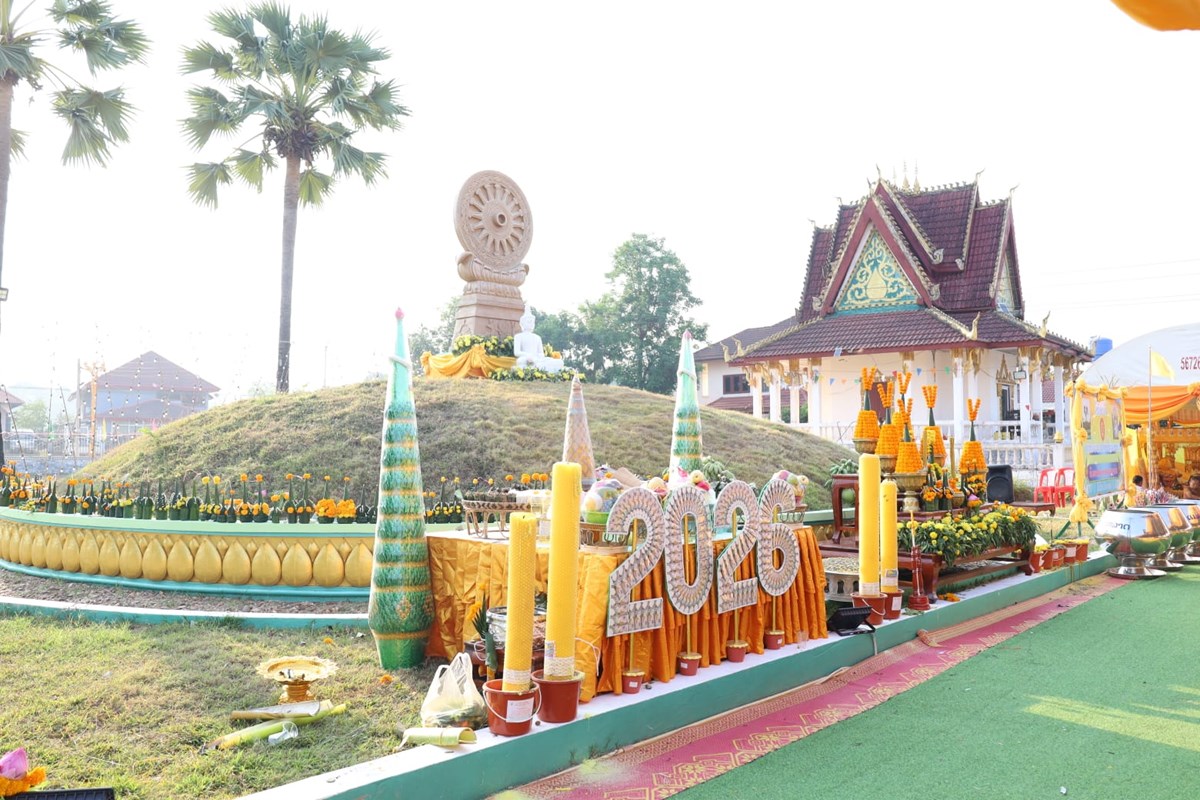 ການນາແຂວງຄາມວນ ແລະ ຊາວພດທະສາສະນກະຊນ ໃສບາດຖວາຍ ສວນທມມະຈກ ຢຫພະຍາສໂຄດຕະບອງ - image 2