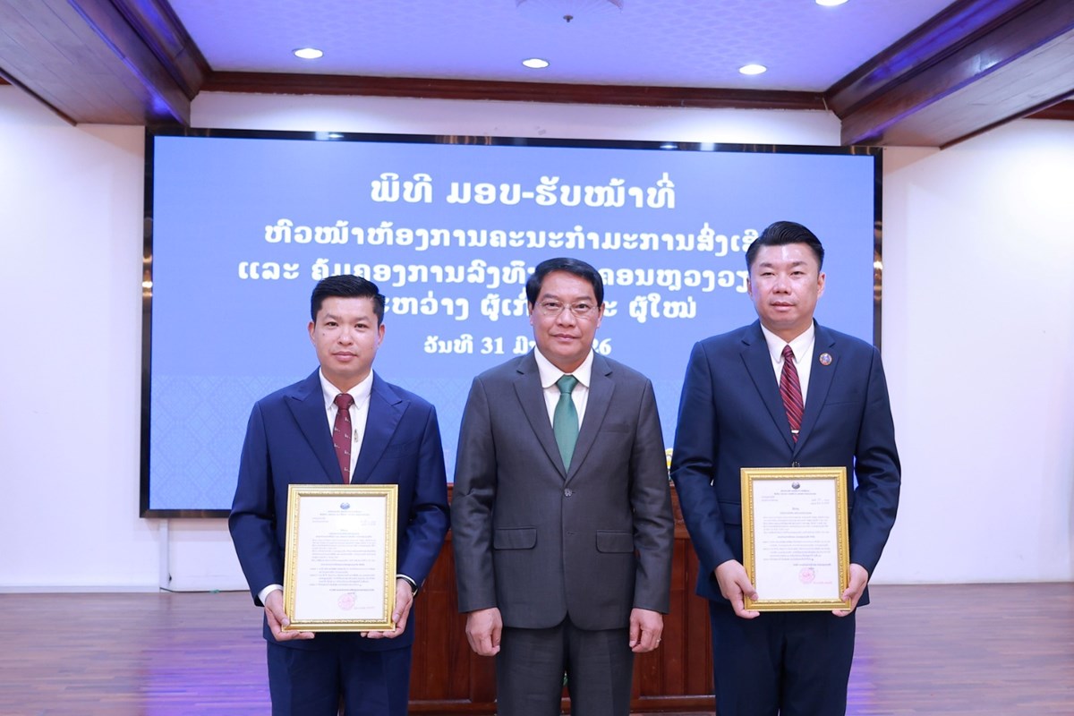 ມອບ-ຮບໜາທຫວໜາຫອງການຄະນະກຳມະການສງເສມ ແລະ ຄມຄອງການລງທນຜເກາ ແລະ ຜໃໝ - image 1