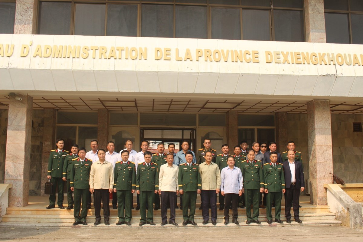 ທະຫານເຂດ4 ສສ ຫວຽດນາມ ເຂາອວຍພອນການນຳແຂວງຊຽງຂວາງ - image 2