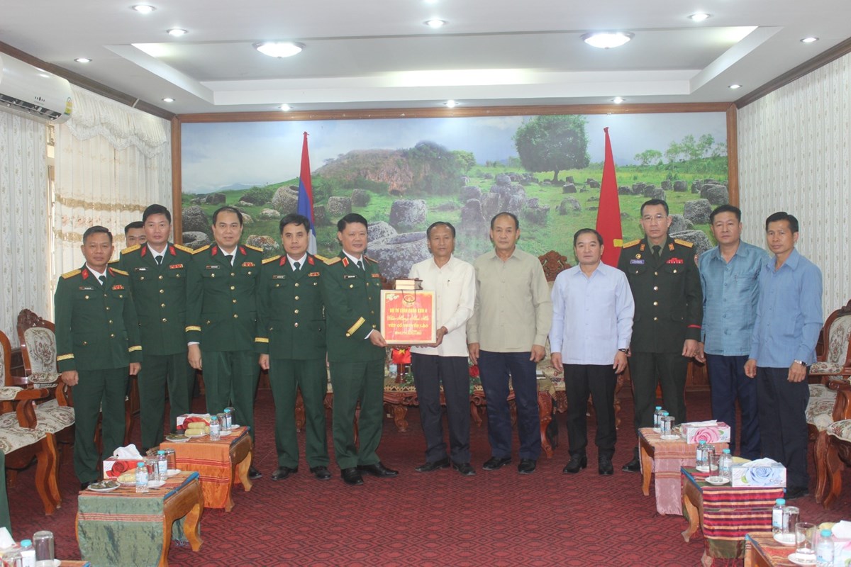 ທະຫານເຂດ4 ສສ ຫວຽດນາມ ເຂາອວຍພອນການນຳແຂວງຊຽງຂວາງ - image 1