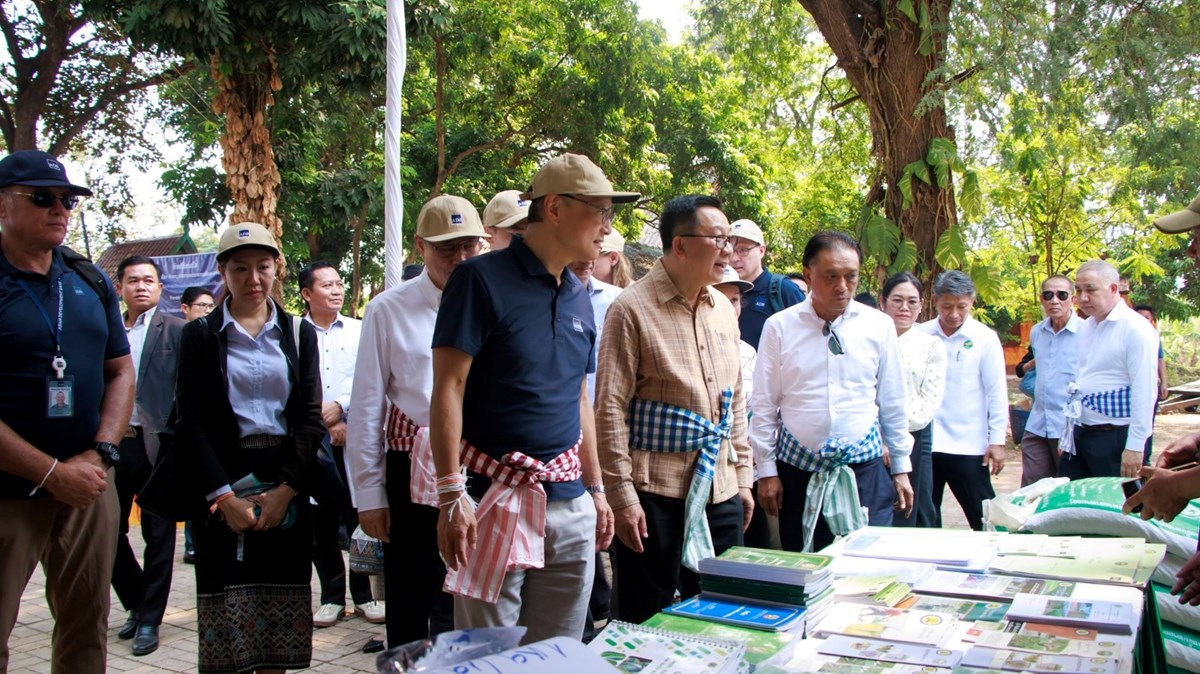 ປະທານ ADB ຢຽມຢາມກມຜະລດພດຜກເປນສນຄາ ທດອນຊງຊ - image 2