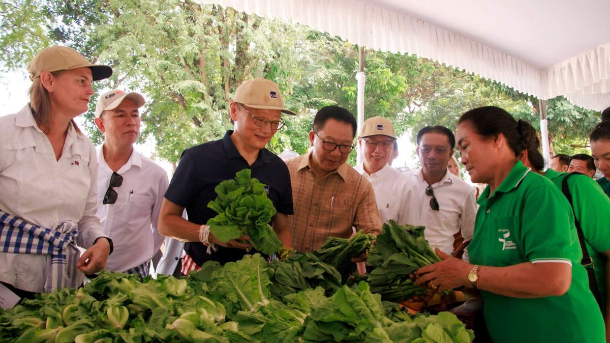 ປະທານ ADB ຢຽມຢາມກມຜະລດພດຜກເປນສນຄາ ທດອນຊງຊ - image 3