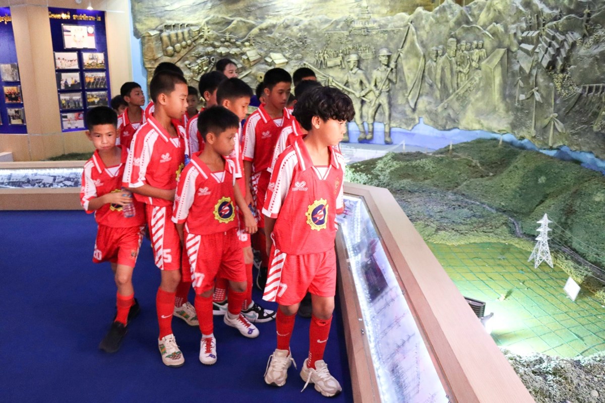 ລດວສາຫະກດໄຟຟາລາວ ຮວມສງເສມທມເບສະຫວນ ແຂງຂນບານເຕະ ຢ-10 ຊງແຊມເຍາວະຊນອາຊຽນ 2026 ທປະເທດໄທ - image 3