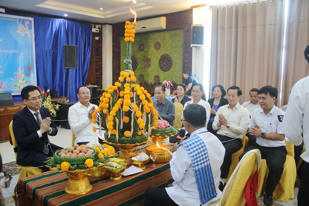 ຄະນະນາແຂວງກວາງຫງາຍ ເຂາອວຍພອນ ຄະນະນຳແຂວງເຊກອງ - image 2