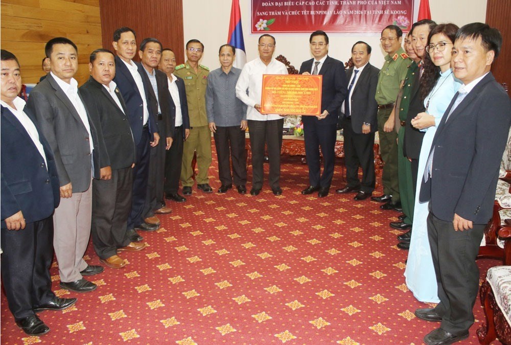 ຄະນະນາແຂວງກວາງຫງາຍ ເຂາອວຍພອນ ຄະນະນຳແຂວງເຊກອງ - image 1