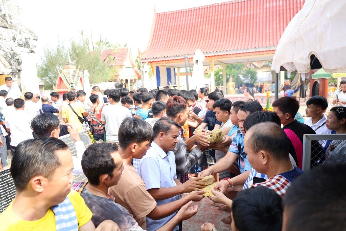 ຊາວເມອງໄຊພທອງ ອນເຊນພະເຈາແຖນຄາເຫອງ ລງຫດສງເປນເວລາ 7 ວນ - image 2