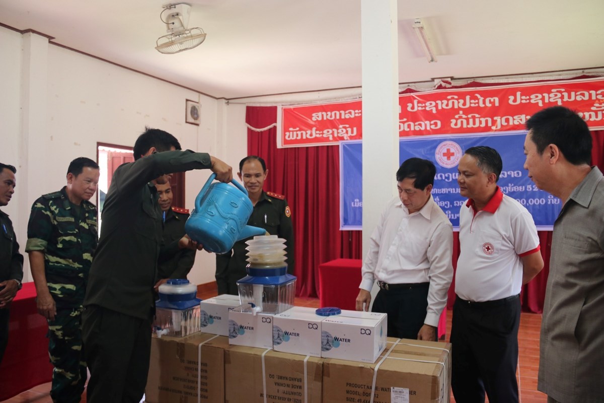 ອງການກາແດງແຫງຊາດລາວມອບເຄອງກອງນຳໃຫທະຫານແຂວງຈຳປາສກ - image 2