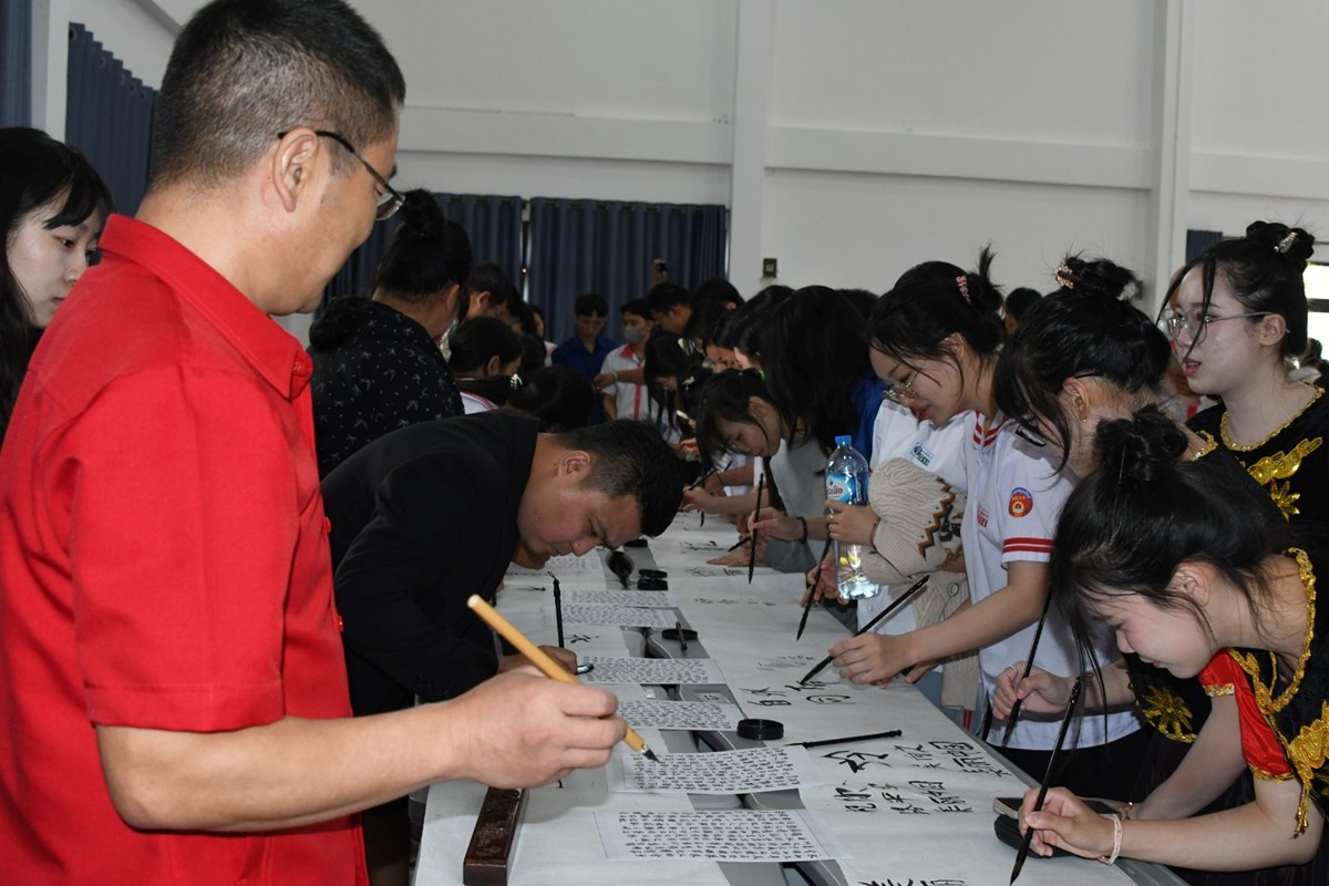 ງານພບປະແລກປຽນສລະປະ ການຂຽນຕວອກສອນຈນເຍາວະຊນ - image 3