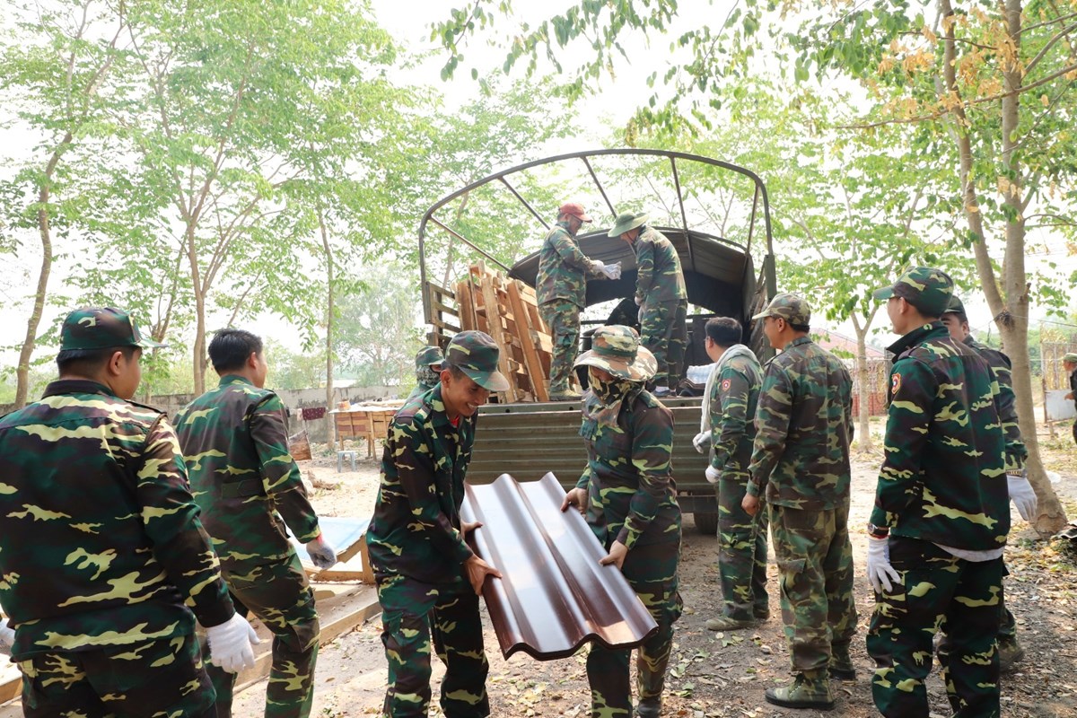 ກມໃຫຍການເມອງກອງທບ ລງຊກຍປະຊາຊນທໄດຮບຜນກະທບຈາກພາຍໜາກເຫບ - image 1