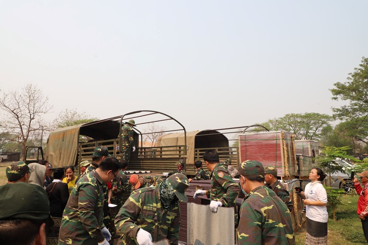 ກມໃຫຍການເມອງກອງທບ ລງຊກຍປະຊາຊນທໄດຮບຜນກະທບຈາກພາຍໜາກເຫບ - image 2