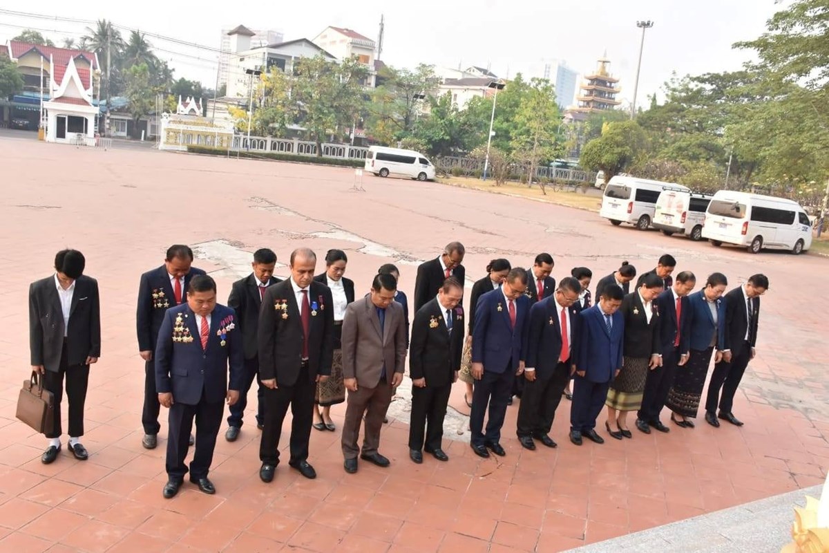 ແນວລາວສາງຊາດ ນວ ວາງກະຕາດອກໄມຕໜາຮບປນຫປະທານ ໄກສອນ ພມວຫານ - image 1