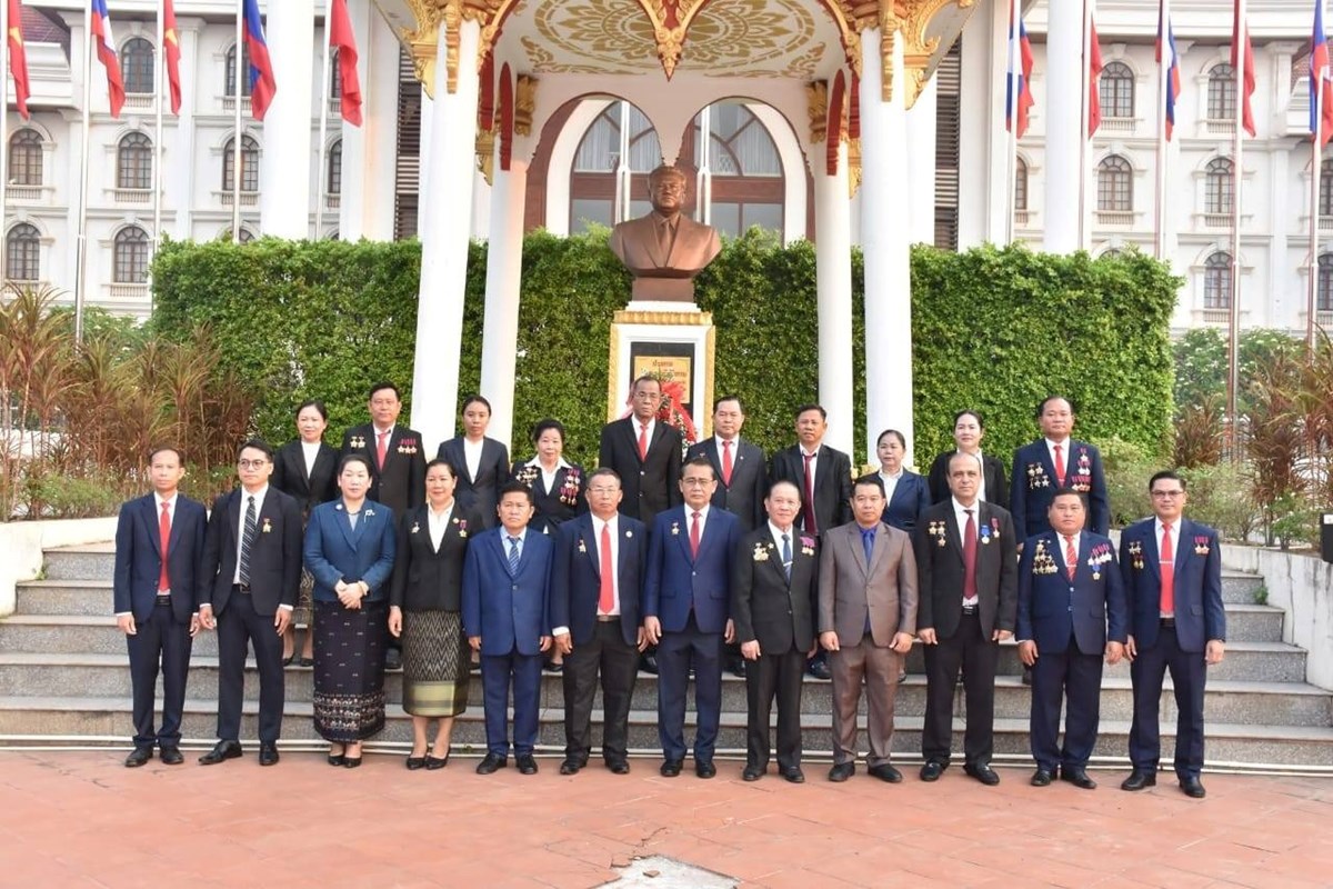 ແນວລາວສາງຊາດ ນວ ວາງກະຕາດອກໄມຕໜາຮບປນຫປະທານ ໄກສອນ ພມວຫານ - image 2