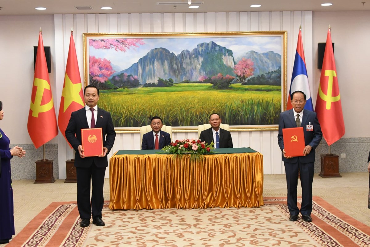 ຜປະຈາການຄະນະເລຂາທການສນກາງພກກອມມນດຫວຽດນາມ ຢຽມຢາມ ສປປ ລາວ ຢາງເປນທາງການ - image 3