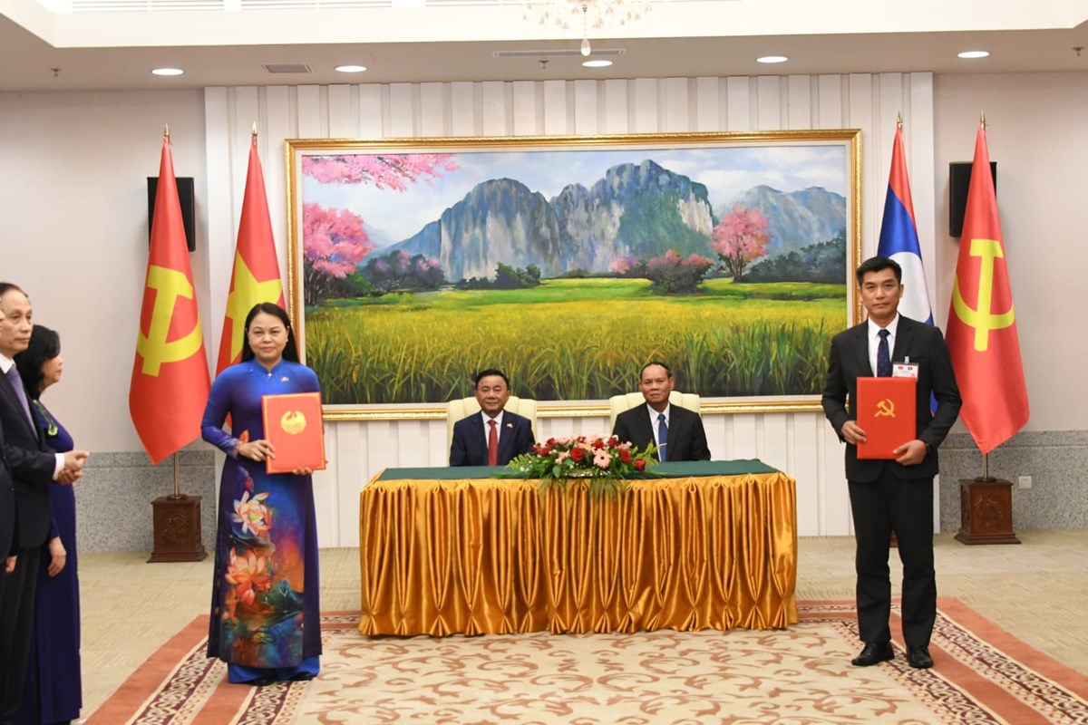 ຜປະຈາການຄະນະເລຂາທການສນກາງພກກອມມນດຫວຽດນາມ ຢຽມຢາມ ສປປ ລາວ ຢາງເປນທາງການ - image 4