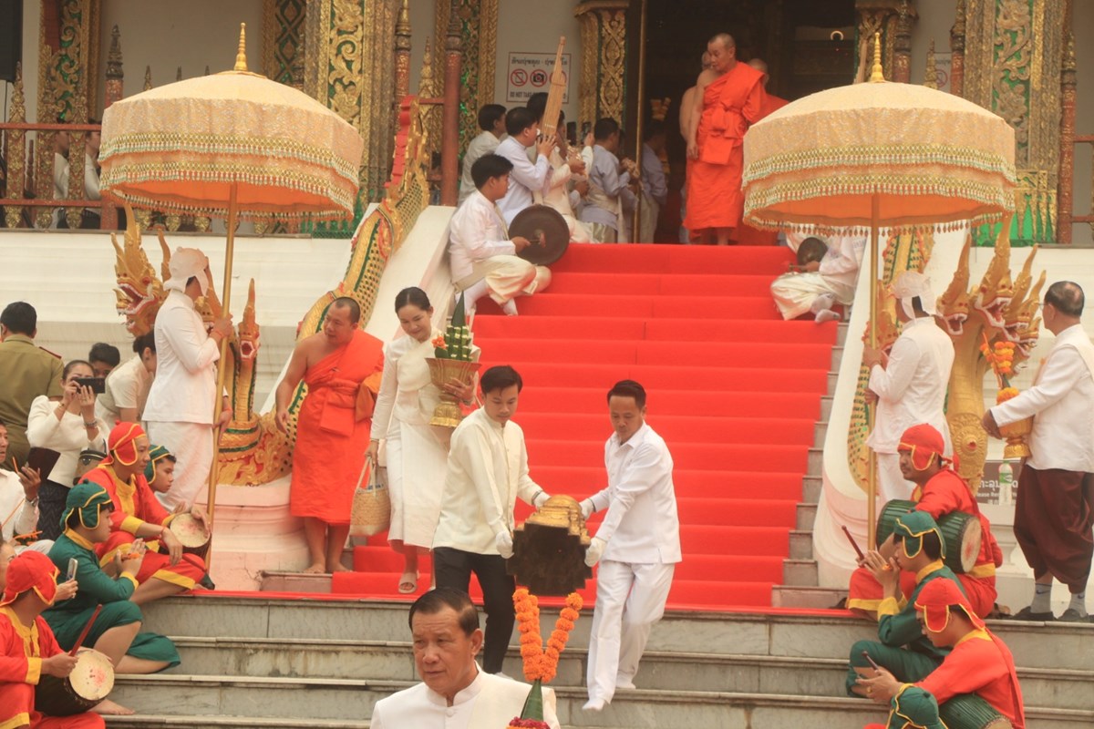 ມວນຊນຊາວຫວງພະບາງ ຮວມອງເຊນອງພະບາງພດທະຣາວນ ລງຫດສງໂອກາດບນປໃໝ - image 1