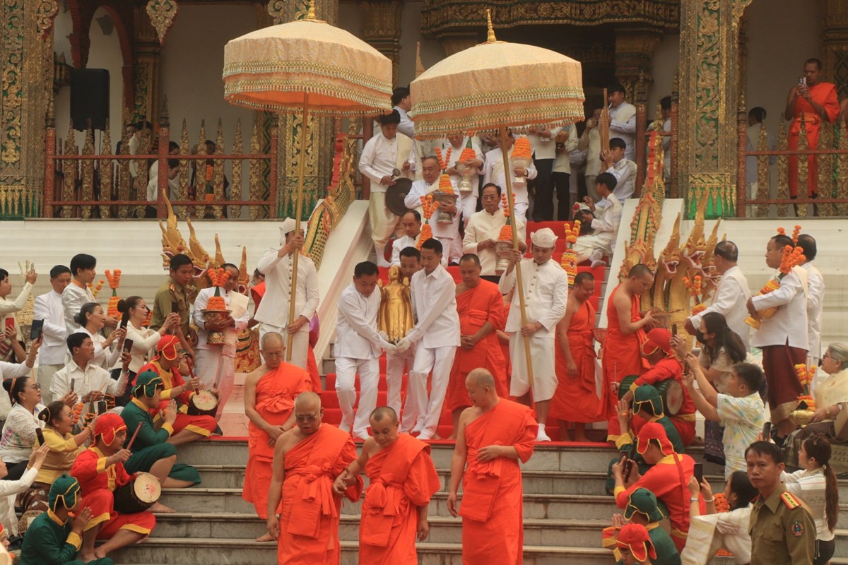 ມວນຊນຊາວຫວງພະບາງ ຮວມອງເຊນອງພະບາງພດທະຣາວນ ລງຫດສງໂອກາດບນປໃໝ - image 2