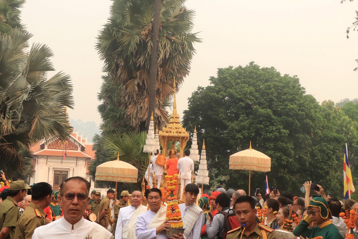 ມວນຊນຊາວຫວງພະບາງ ຮວມອງເຊນອງພະບາງພດທະຣາວນ ລງຫດສງໂອກາດບນປໃໝ - image 3