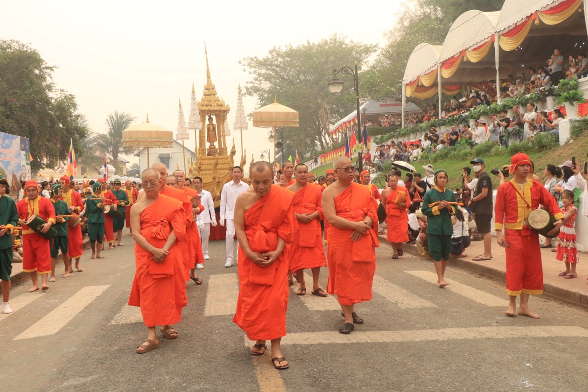 ມວນຊນຊາວຫວງພະບາງ ຮວມອງເຊນອງພະບາງພດທະຣາວນ ລງຫດສງໂອກາດບນປໃໝ - image 4