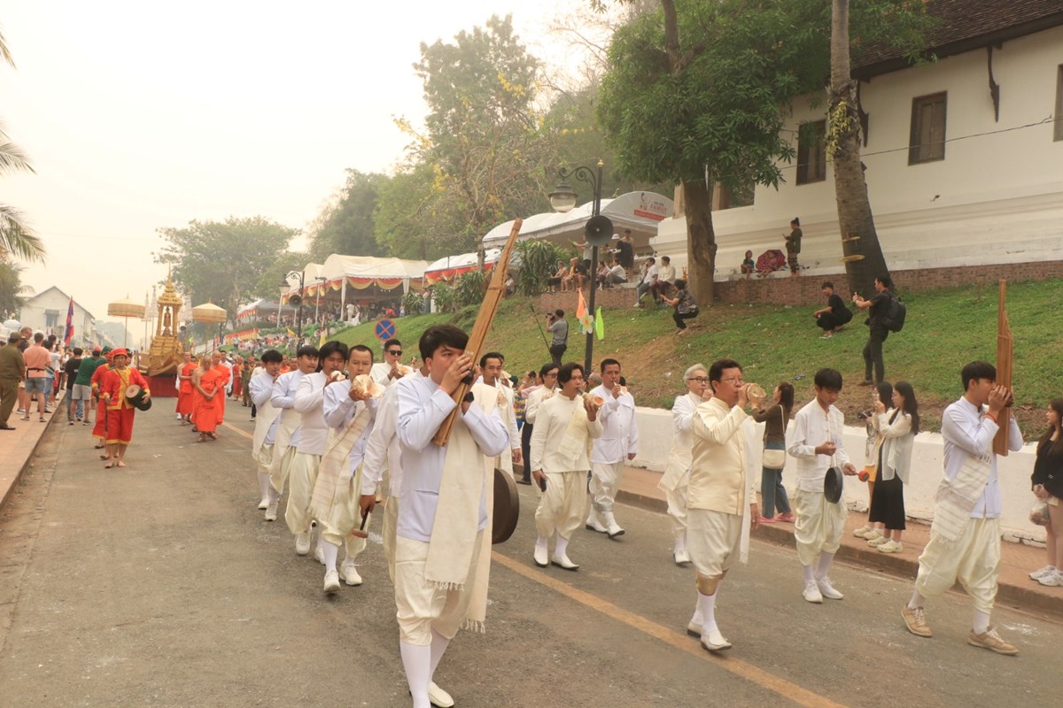 ມວນຊນຊາວຫວງພະບາງ ຮວມອງເຊນອງພະບາງພດທະຣາວນ ລງຫດສງໂອກາດບນປໃໝ - image 5