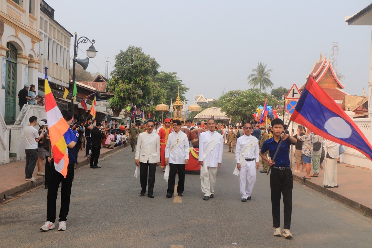 ມວນຊນຊາວຫວງພະບາງ ອງເຊນອງພະບາງພດທະຣາວນ ກບຄນປະດດສະຖານທຫພະບາງ - image 1