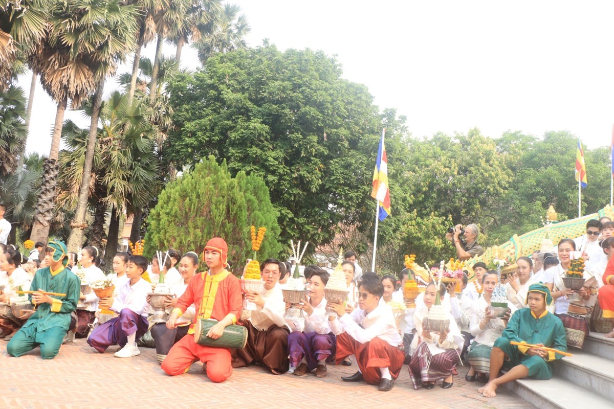 ມວນຊນຊາວຫວງພະບາງ ອງເຊນອງພະບາງພດທະຣາວນ ກບຄນປະດດສະຖານທຫພະບາງ - image 2